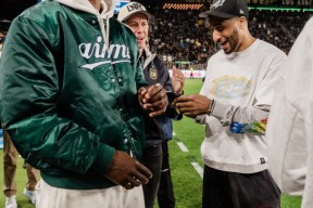 Kaiyun体育官方巴特勒回归赛场，高光表现首场状态亮眼，IG观众沸腾！(巴特勒复出砍下28分)