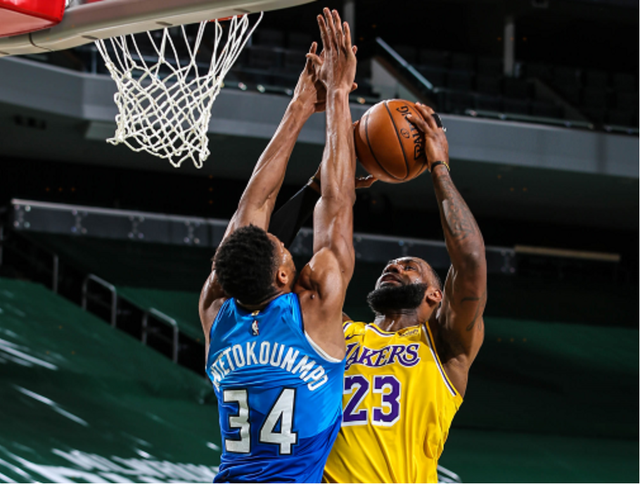  字母哥回归赛场，惊险取胜首场状态亮眼，湖人观众沸腾！